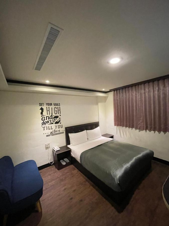 Holiday Business Hotel Taitung Exterior foto